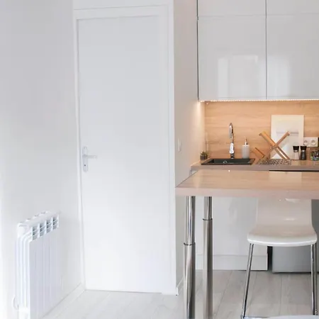 Small Bright Studio In The Heart Of Paris