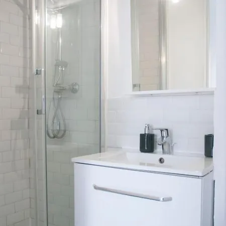 Small Bright Studio In The Heart Of * Paris