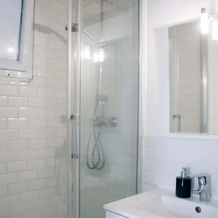Small Bright Studio In The Heart Of Appartement